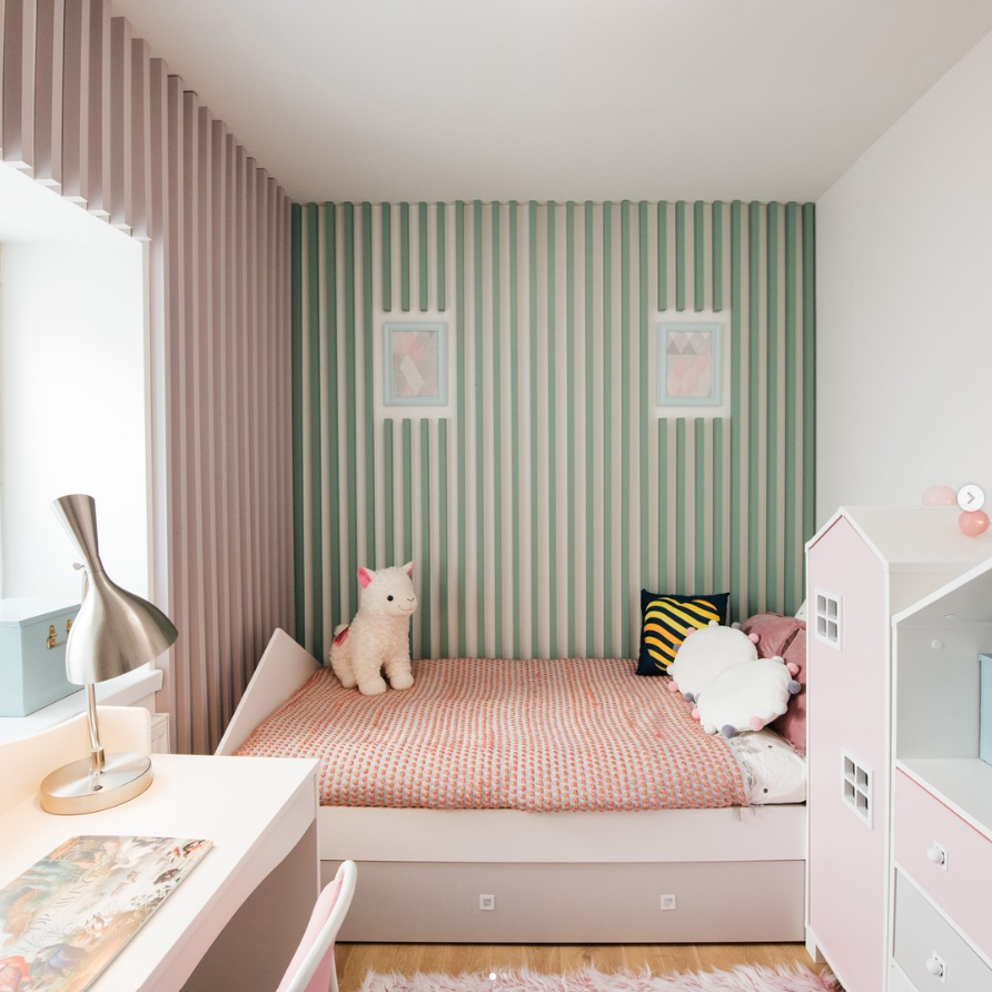 Children's bedroom with coloured Premium 3D wall slats — pink and green contemporary finish